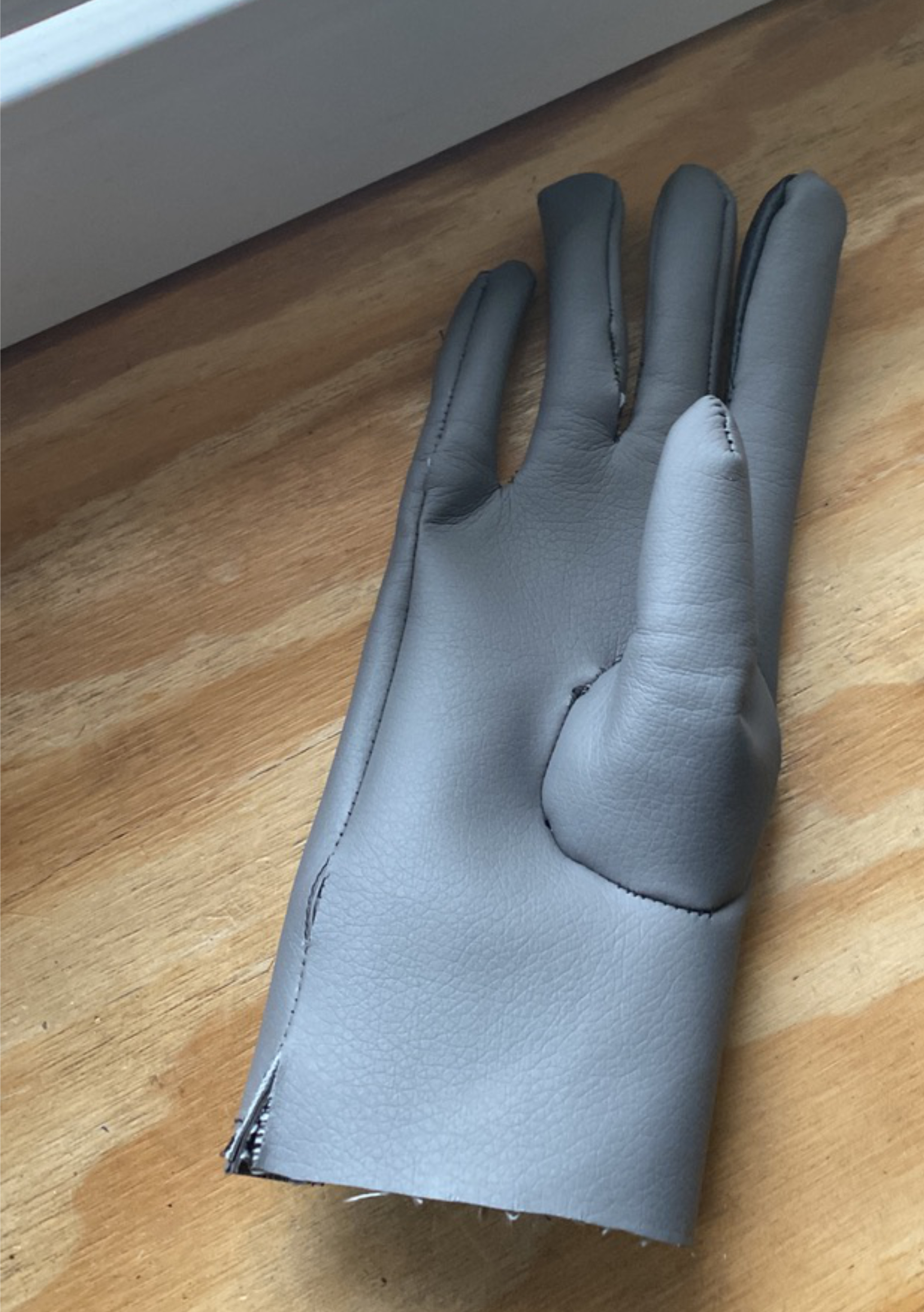 Giannis erster Handschuh aus Kunstleder - gescheiterter Versuch 2020